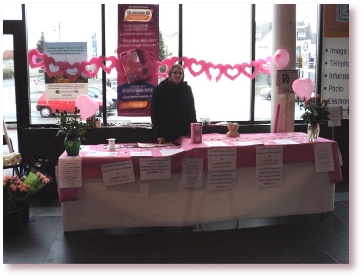 Gloria et Romain  parents d'Axel avec leur stand  sur les cardiopathies congnitales dans la galerie du Leclerc