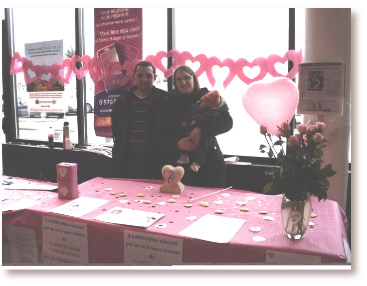 Gloria et Romain  parents d'Axel avec leur stand  sur les cardiopathies congnitales dans la galerie du Leclerc