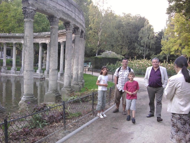 2011_juillet_parc_monceau_sandrine_family_10.JPG
